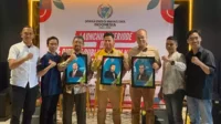 penyerahan-plakat-diskusi-publik-nasional-67197419ed64153f0c35d852