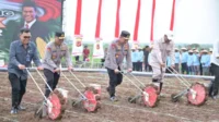 irwasum_polri_dampingi_kapolri_tanam_1_juta_hektare_jagung-sGtA_large