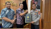 karo-watpers-ssdm-polri-brigjen-budhi-herdi-memberikan-penghargaan-dari-kapolri-jenderal-listyo-sigit-untuk-aipda-muhammad-irv_169