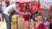 polisi-pun-menggelar-aksi-simpatik-dengan-mengunjungi-para-ibu-buruh-yang-memperingati-may-day-di-kabupaten-tangerang-1746091732620_169