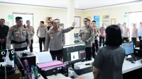 69034d072b3a6-wakapolri-komjen-dedi-prasetyo-meninjau-spkt-polresta-denpasar_1265_711
